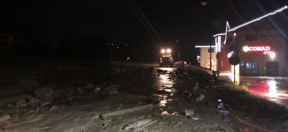 Val di Rabbi isolata, a Dimaro il fango invade la statale
